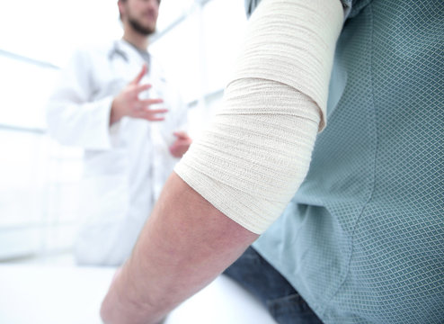 orthopedist talking with the patient.