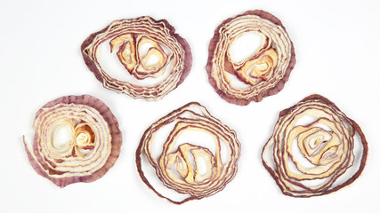 Fototapeta premium Dried salad onion slices on white background