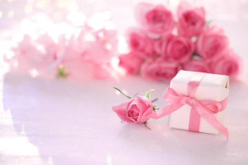 ピンクのスプレーバラとプレゼント
