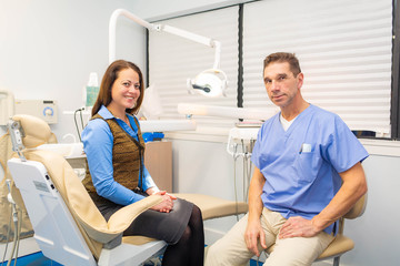 Obraz premium dentist talking to patient, stomatology and health care concept