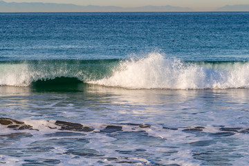 Fototapeta premium Rolling waves on the pacific ocean, on the Californian coast