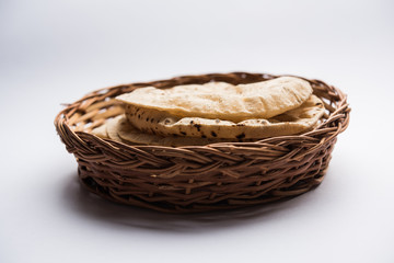 Obraz premium Chapati / Tava Roti also known as Indian bread or Fulka/phulka. Main ingredient of lunch/dinner in India/Pakistan. selective focus