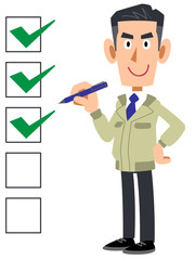 チェックする工務店の男性