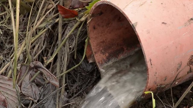Water pipe with flowing water