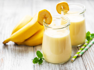 Banana yogurt and fresh bananas