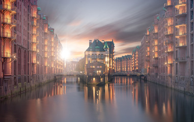 Hamburger Wasserschloss in der Speicherstadt während des Sonnenuntergangs © mazolafoto