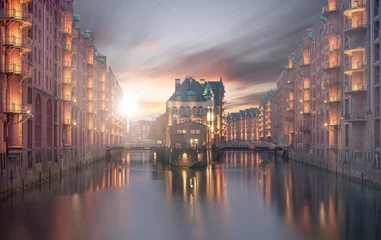Hamburger Wasserschloss in der Speicherstadt während des Sonnenuntergangs © mazolafoto