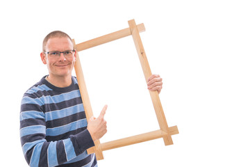 Mann h&auml;lt Holzrahmen