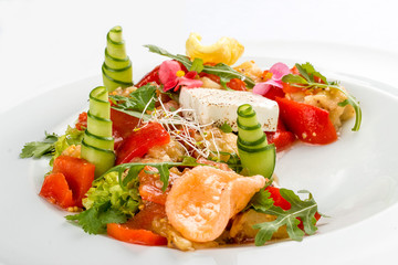 Bright vegetable salad with tofu and rice chips.