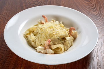 pasta with cheese and fried prawns