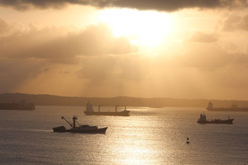 Fototapeta na wymiar Wartendes Schiffe in Panama