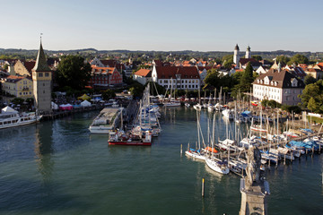 Panorama Blick auf die Hafen Promenade von Lindau am Bodensee mit Leuchtturm, Löwen-Denkmal und Mangturm