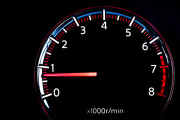 綺麗に光る車のタコメーター