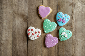 gingerbread hearts on wooden board