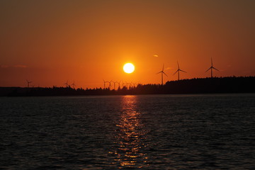 coucher de soleil sur un parc d'&eacute;oliennes 