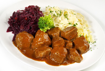 Gulasch mit Nudeln und Rotkohl