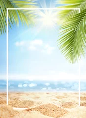 Fotobehang Zomer achtergrond met frame, aard van tropische gouden strand met stralen van zonlicht en blad palm. Gouden zandstrand close-up, zee, blauwe lucht, witte wolken. Kopieer ruimte, zomervakantie concept. © Laura Pashkevich
