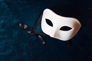 Weiße Karnelasmaske auf blauem Samt