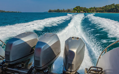 Speed boat engine and spreading water