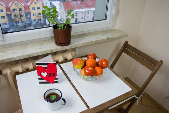 walentynkowa kartka na stole w kuchni