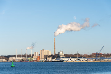 Ostuferhafen in Kiel, das alte Kohlekrafterk arbeitet noch.
