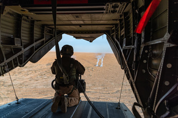 Soldat mit Bordwaffe in einem Bundeswehr Hubschrauber über Afghanistan