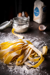 Włoski makaron. Domowy makaron na kuchennym blacie.