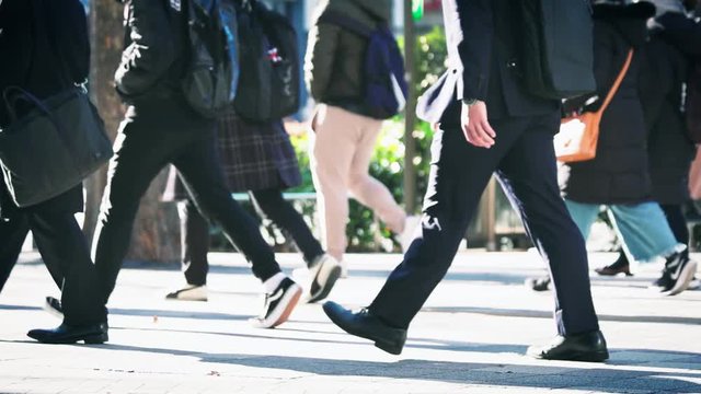 歩く日本人学生やビジネスマン
