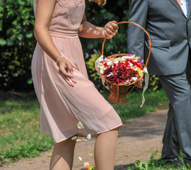 blumenstreuen brautjungfer blumenkind hochzeit