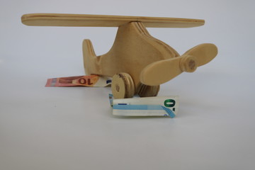 Flugzeug aus Holz auf Geldscheinen
