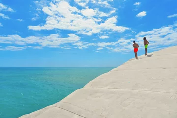 Keuken foto achterwand Scala dei Turchi, Sicilië white cliffs naturally made of smooth pug at Scala dei Turchi beach with turquoise mediterranean sea and blue cloudy summer sky near Agrigento, Sicily, Italy