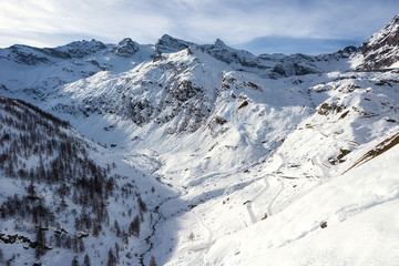 Fototapeta na wymiar The snowy Carro valley