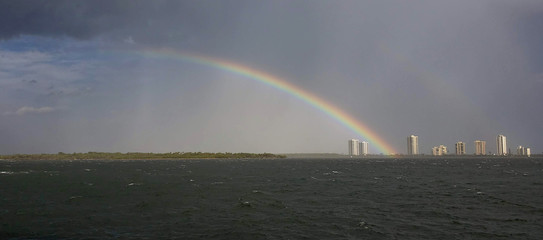 arco iris en el mar