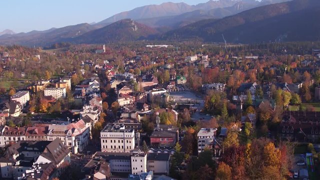 Tatry Zakopane - widok z drona / przelot nad miastem - jesień