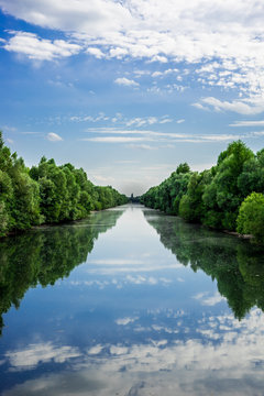 Die Kinzig, ges&auml;umt von B&auml;umen und mit Bl&uuml;tenstaub bedeckt bei Kehl am Rhein.
