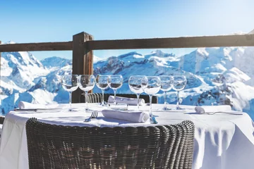 Raamstickers Restaurant luxe restauranttafel met prachtig uitzicht op het landschap in alpine bergen