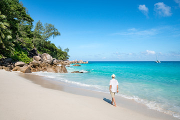 Fototapeta na wymiar Sparziergang am Strand auf den Seychellen
