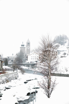 Verschneites Dorf Susch am Fluela Pass
