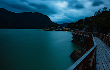 Obraz premium caleta tortel. Vista desde pasarelas de cipres de las guaitecas. 