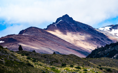 Colores de cerros de villa ohiggins. Lago Ohiggins. Carretera Austral. Region de Aysen. Chile