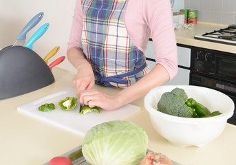 料理する若い女性