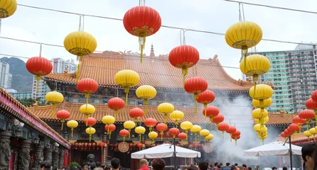 Tuinposter Chinese lanterns in Wong Tai Sin Temple, Hong Kong　香港の寺 黄大仙廟の提灯 © wooooooojpn