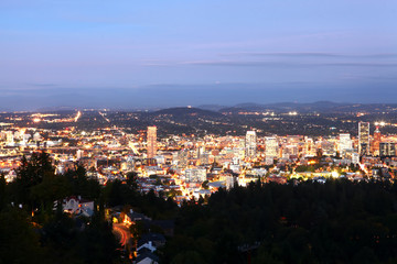 Obraz premium Aerial night view of Portland, Oregon skyline