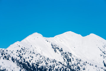 verschneites Gebirge