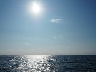太陽と日光を反射する海