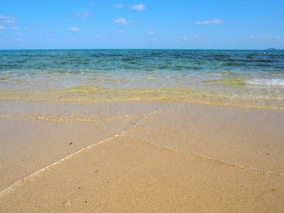 砂浜に打ち寄せる波、沖縄県小浜島