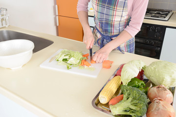 料理する若い女性