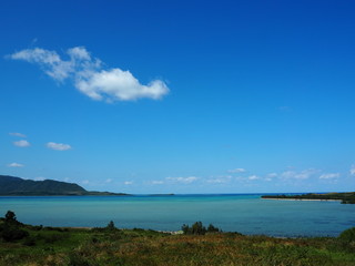 小浜島から望む青い海と西表島