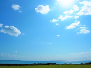 Fototapeta na wymiar 草原と水平線、沖縄県小浜島