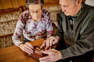 Senior, Seniorin, Seniorenpaar zählt gemeinsam Geld